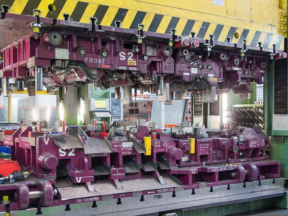 Gro&szlig;es Transferwerkzeug in einer Produktionsanlage zur Umformung von Metallbauteilen